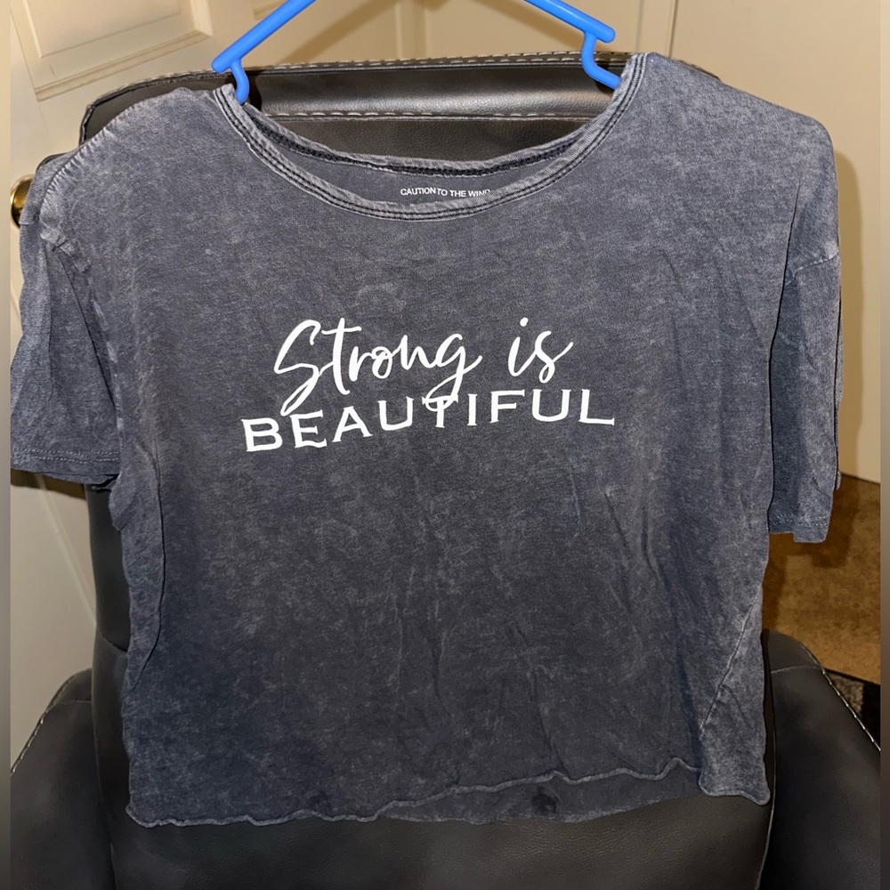 Caution to the wind size medium women’s cropped t shirt